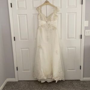 Laced egg shell white wedding dress size 14 worn once in great condition.